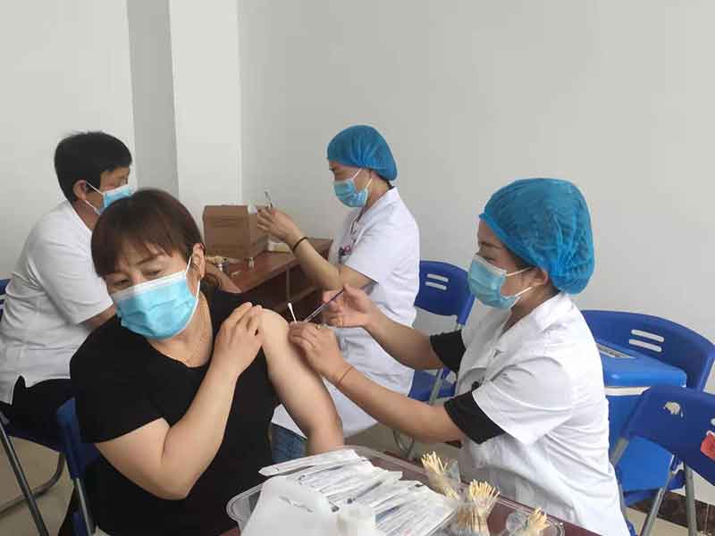 Enterprise employees collectively receive the second dose of the new coronavirus vaccine